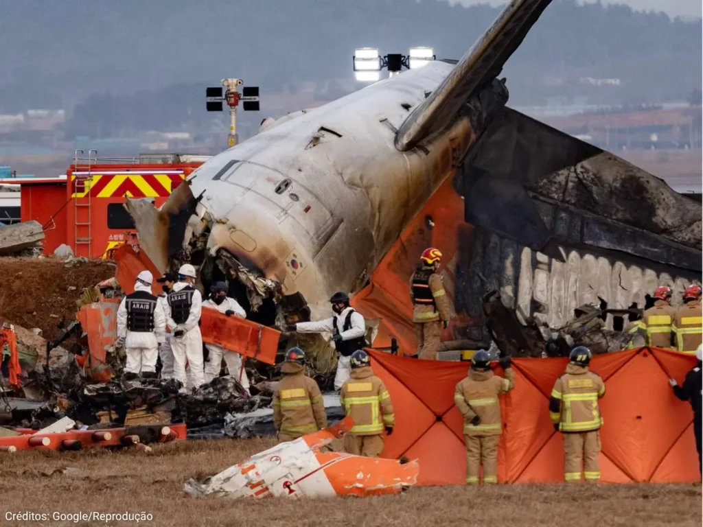 Tragédia aérea: desligamento do motor funcional pode ter causado desastre com avião da Jeju Air Investigação aponta erro grave da tripulação após colisão com aves durante tentativa de pouso Uma decisão tomada em segundos pode ter sido determinante para uma das maiores tragédias aéreas da Coreia do Sul nos últimos anos. De acordo com fontes ligadas à investigação do acidente com o avião da Jeju Air, ocorrido em dezembro de 2023, os pilotos desligaram o motor que ainda funcionava corretamente após uma colisão com aves na aproximação ao aeroporto de Muan. Falha na escolha do motor causou perda de controle As informações preliminares indicam que o motor esquerdo, que seguia operando após o impacto com os pássaros, foi desligado pela tripulação. Essa decisão teria reduzido drasticamente a potência da aeronave, comprometendo sistemas elétricos, dificultando o acionamento do trem de pouso e provocando a ultrapassagem da pista. O avião colidiu com uma barreira de concreto e pegou fogo. Apenas dois ocupantes sobreviveram à tragédia, que deixou 179 mortos. Críticas à investigação e cobrança por mais transparência Sindicatos de aeronautas e parentes das vítimas vêm questionando a condução do processo investigativo, apontando que o foco exclusivo no erro dos pilotos pode estar ocultando falhas estruturais do aeroporto. A principal queixa está no posicionamento da barreira que ampliou os danos do acidente. A expectativa é que o relatório oficial seja concluído até o fim de 2024.