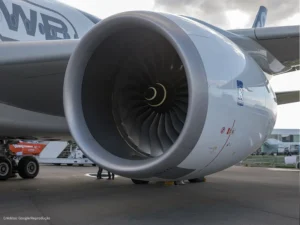 Homem morre ao ser sugado por motor de avião em aeroporto na Itália