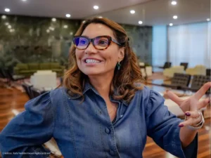 Janja perde o controle novamente, debocha da imprensa e chama bolsonaristas de 'vira-latas'