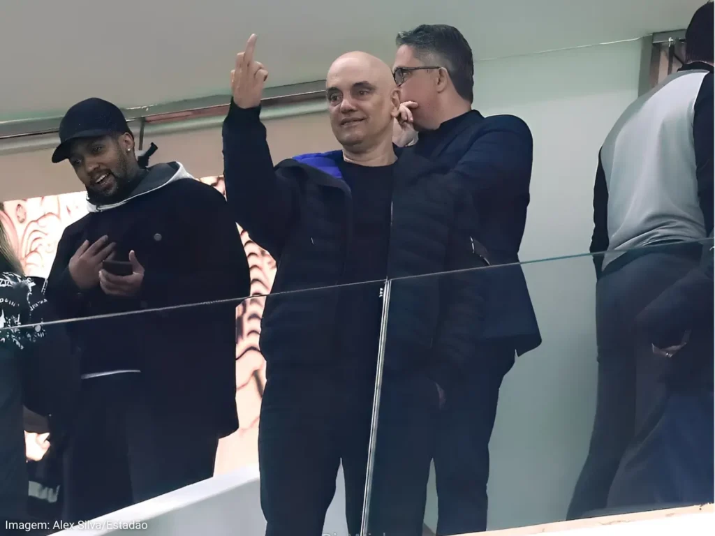 Censura! Estadão demite fotógrafo que flagrou Alexandre de Moraes mostrando dedo do meio