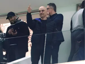 Censura! Estadão demite fotógrafo que flagrou Alexandre de Moraes mostrando dedo do meio